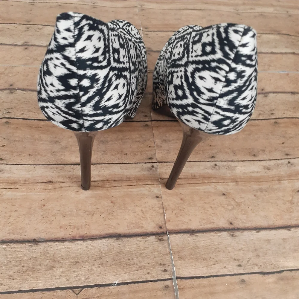 Qupid Women's Fashion Platform Black and White High Heel Shoes size 8
